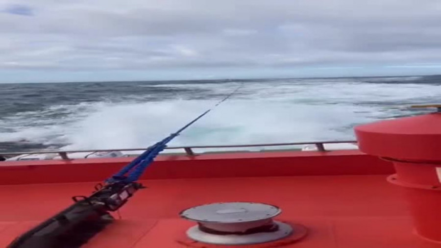 Remolcan al puerto de A Coruña al pesquero de Malpica Ronsel Dos