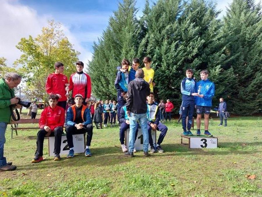 Los dos equipos sub 16 del Narón, en el Estatal de cross