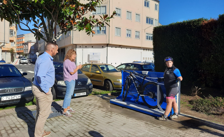 Los paseos de Xuvia y Freixeiro cuentan ya con estaciones de mantenimiento para bicicletas