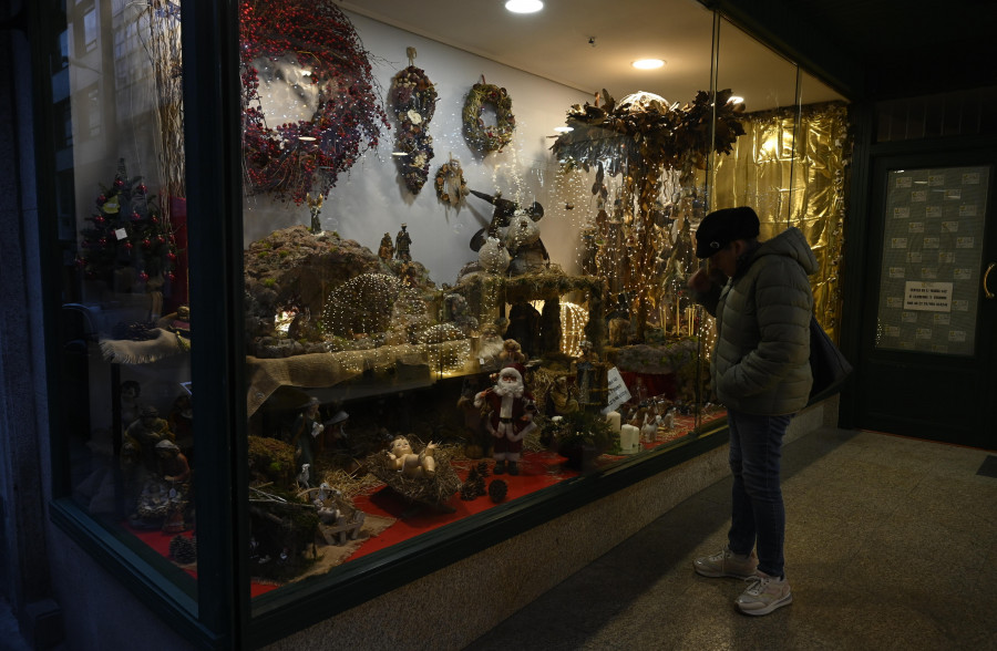 La Navidad se adelanta un poco más cada año en los escaparates de la zona