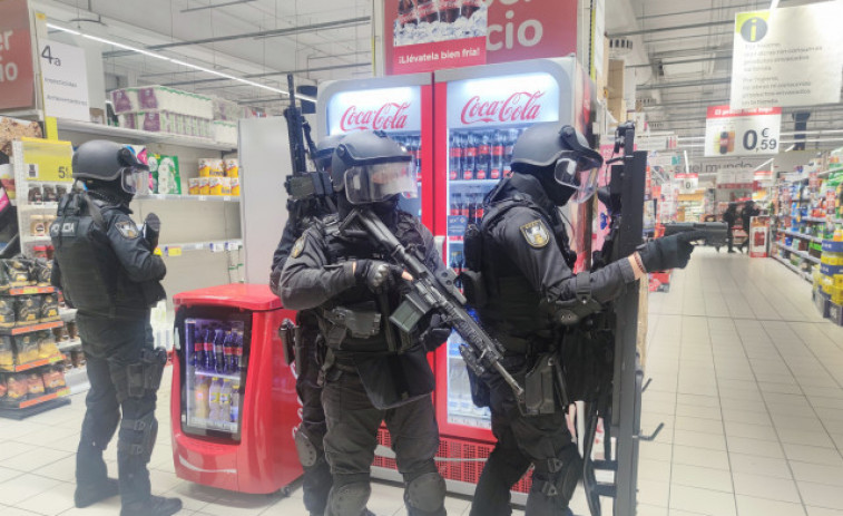 La Policía Nacional realiza un simulacro de ataque terrorista con rehenes en un centro comercial de Pontevedra