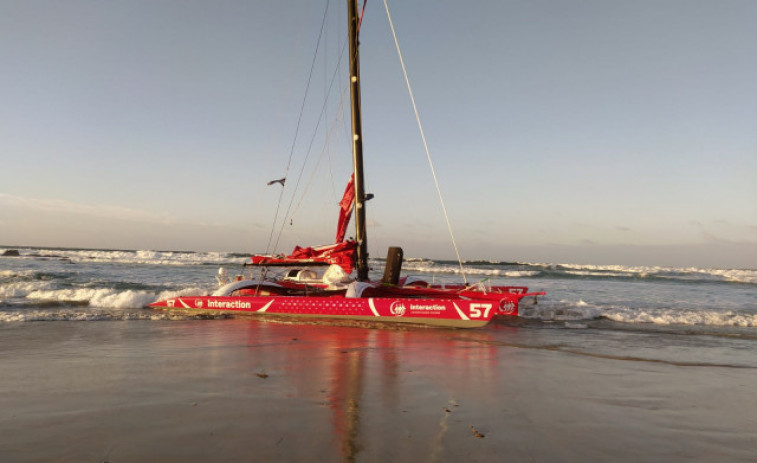 Salvamento Marítimo rescata al regatista francés Thibouméry en Galicia