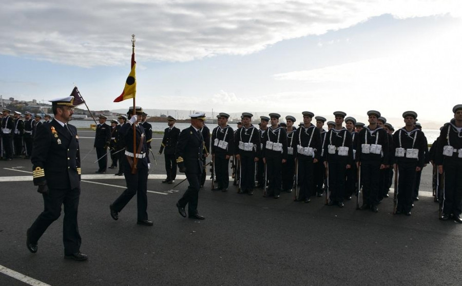 El director de Enseñanza Naval visita por primera vez la escuela de A Graña