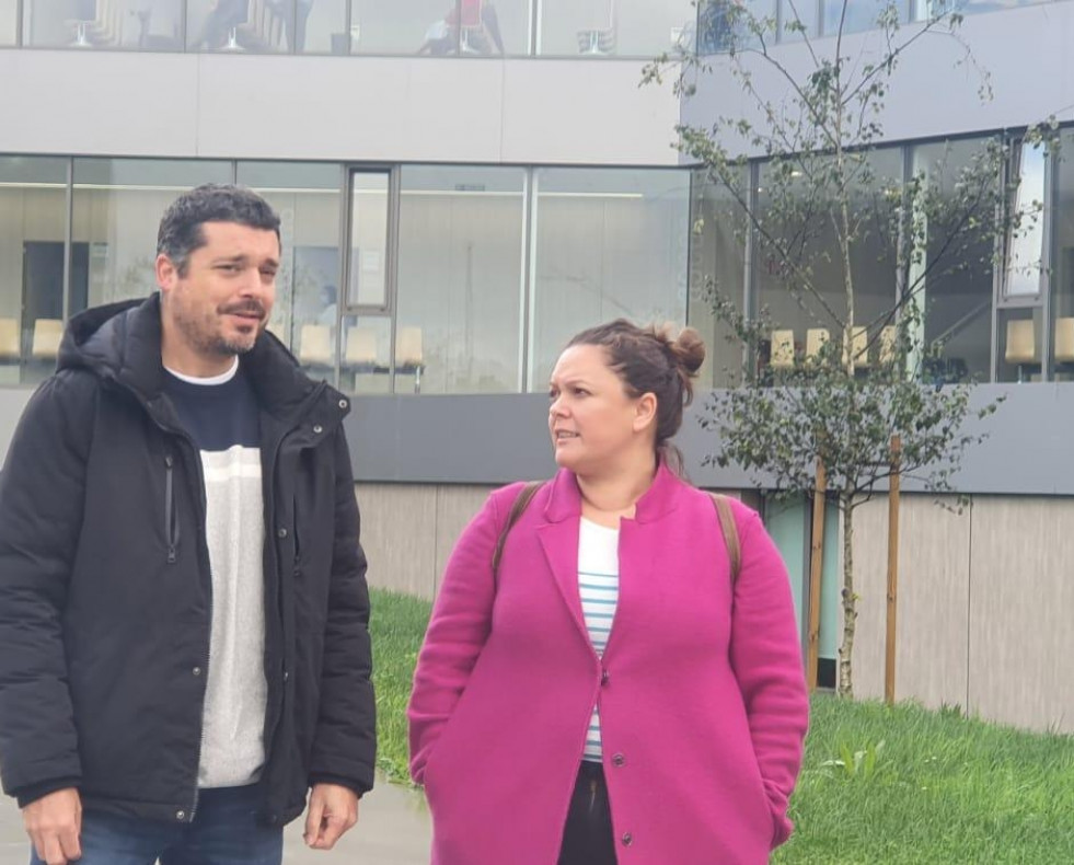 Mon Fernández y Olaia Ledo frente al inmueble del centro sanitario del municipio  bng