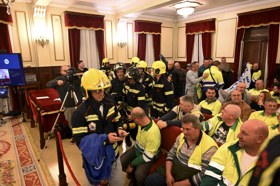 Las protestas de los bomberos protagonizaron un pleno con continuas interrupciones