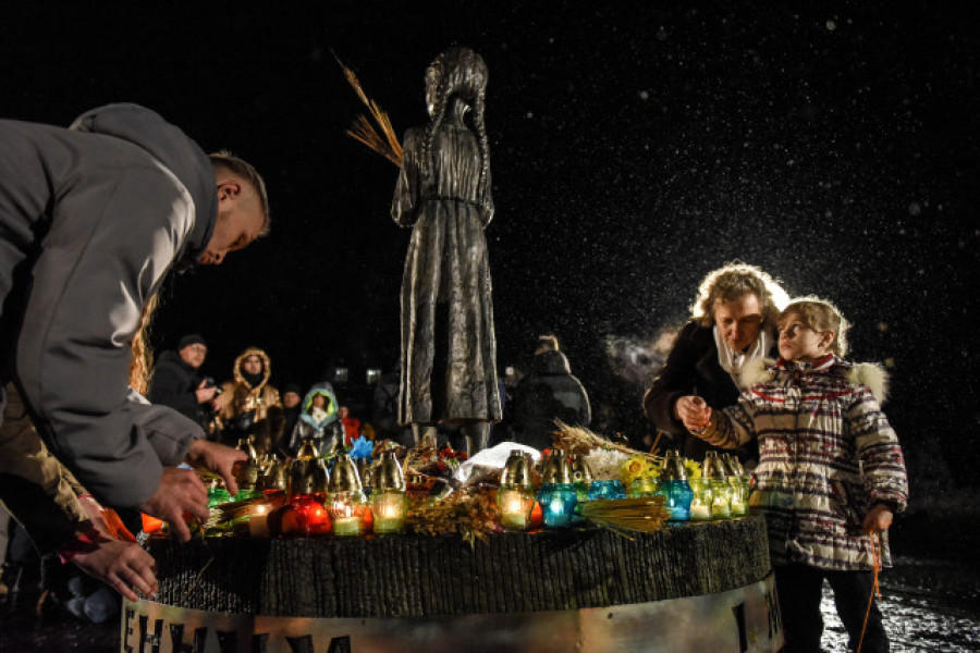 Ucrania recuerda con velas el Holomodor, una hambruna causada por las autoridades soviéticas hace 90 años