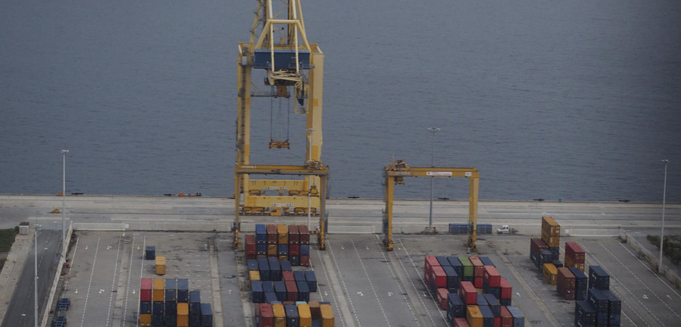 Nuevo récord de movimiento de contenedores en el Puerto Exterior