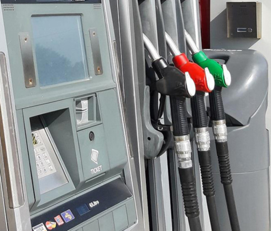 Los carburantes bajan y suben