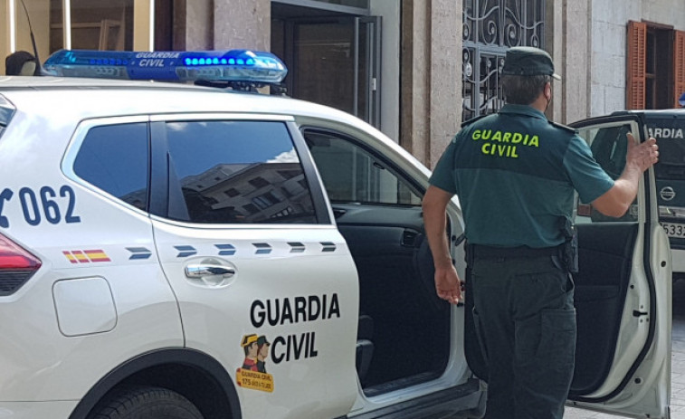 La Guardia Civil investiga el hallazgo del cadáver de un hombre degollado en un piso de Ordes