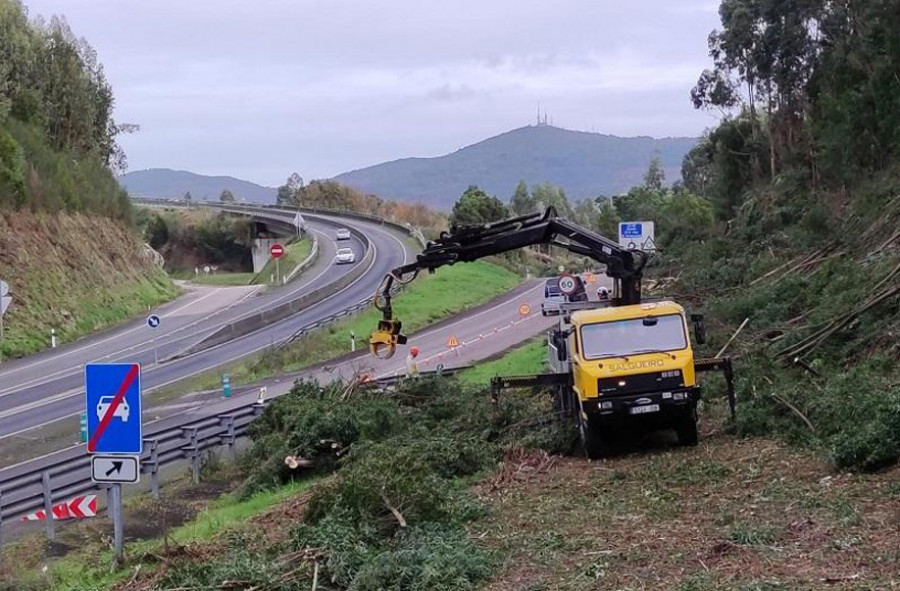 La Xunta inicia hoy las tareas de limpieza en las márgenes de la AC-100 en As Somozas