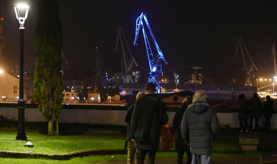 La Navidad llega a Navantia con la iluminación de la grúa pórtico y una cigüeña en Ferrol