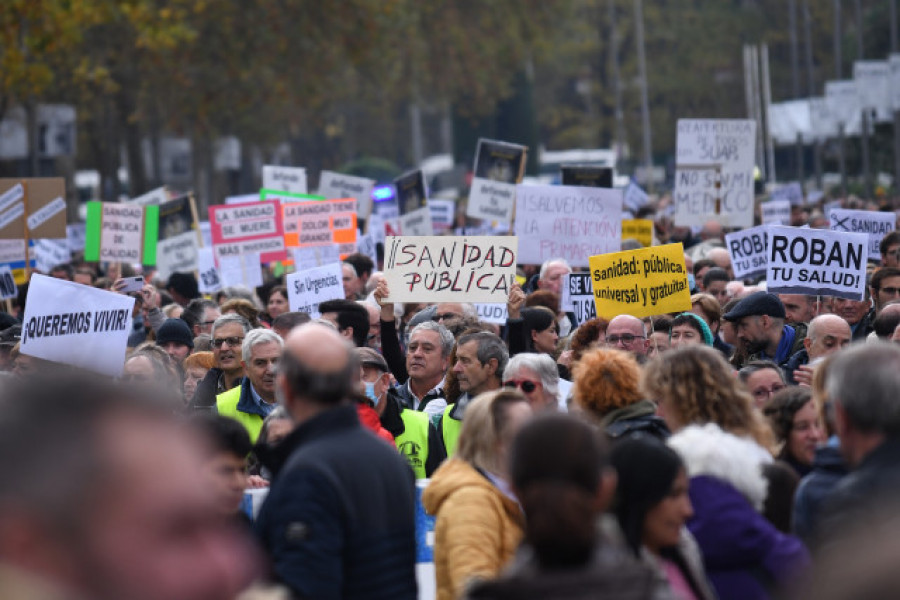 Miles de personas protestan contra privatización de la sanidad pública