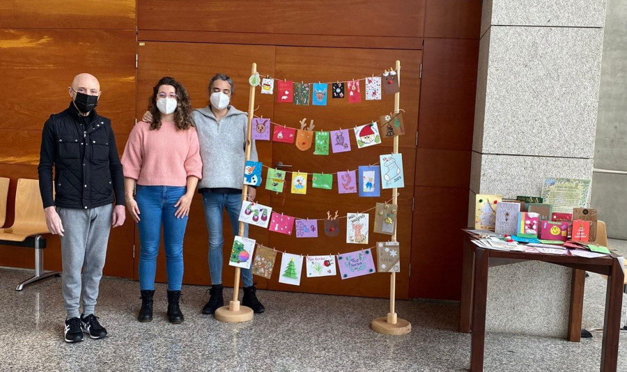 Asotrame reúne 400 postales para llevar la Navidad a tres hospitales gallegos