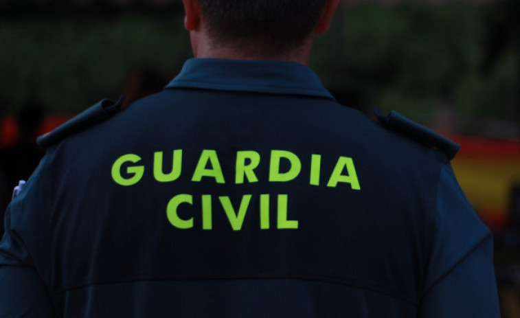 La Guardia Civil impide que un hombre se tire al agua en el puente Pasares