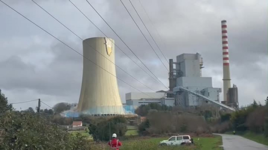 VÍDEO: Meirama dice adiós a la chimenea de su central térmica