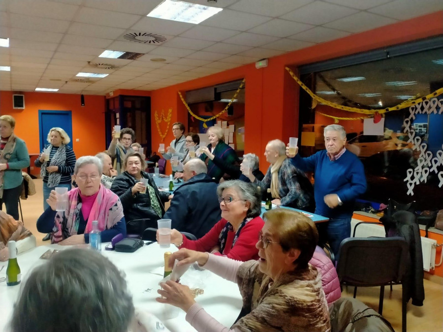 Las actividades en el local social de la calle Río Xubia superan el medio centenar de participantes