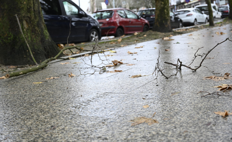 Balsas de agua obligan a cerrar la circulación en ambos sentidos de la AG-64 a su paso por Narón