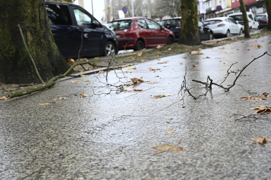 Balsas de agua obligan a cerrar la circulación en ambos sentidos de la AG-64 a su paso por Narón