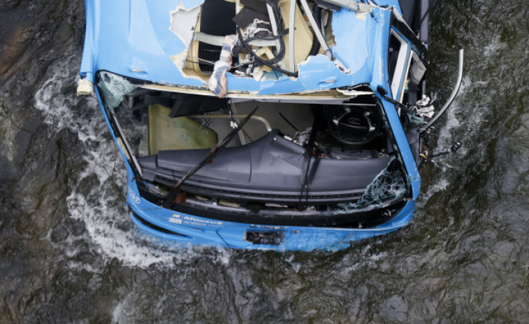 La carga que puede aguantar el puente y el caudal, claves para rescatar el autobús del Lérez