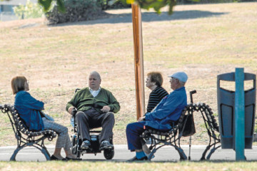 UngrupodejubiladostomaelsolenunparquepblicodeACoruaunaimagenmuyhabitualenunaciudadenlaqueunodecadaci