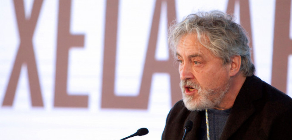 El escritor Manuel Rivas y el productor ferrolano Jesús López, Medalla de Oro de las Bellas Artes