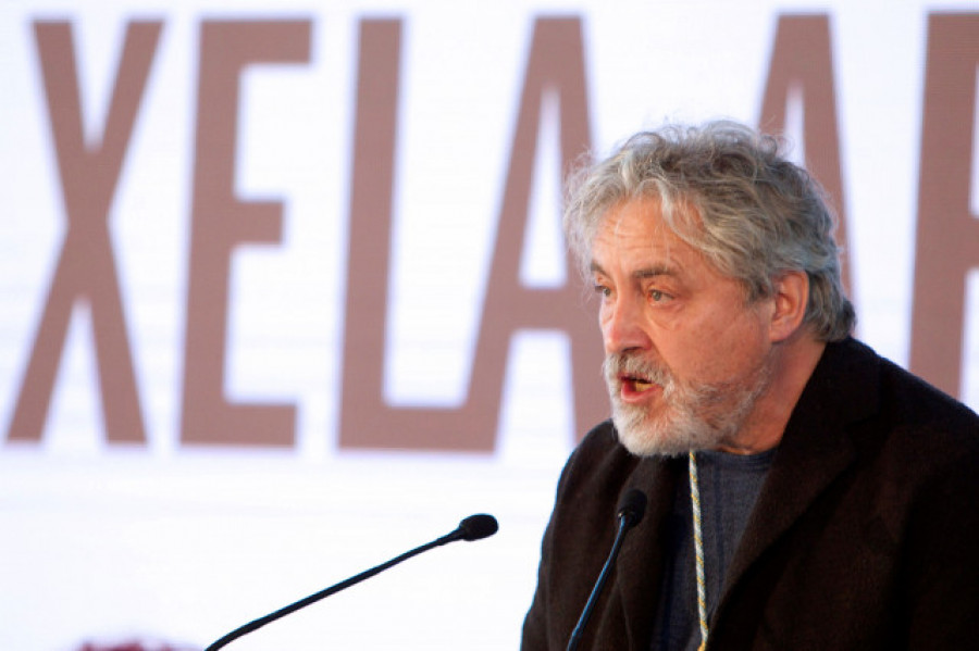El escritor Manuel Rivas y el productor ferrolano Jesús López, Medalla de Oro de las Bellas Artes