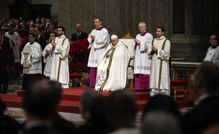 El papa Francisco pide oraciones para Benedicto XVI, que 