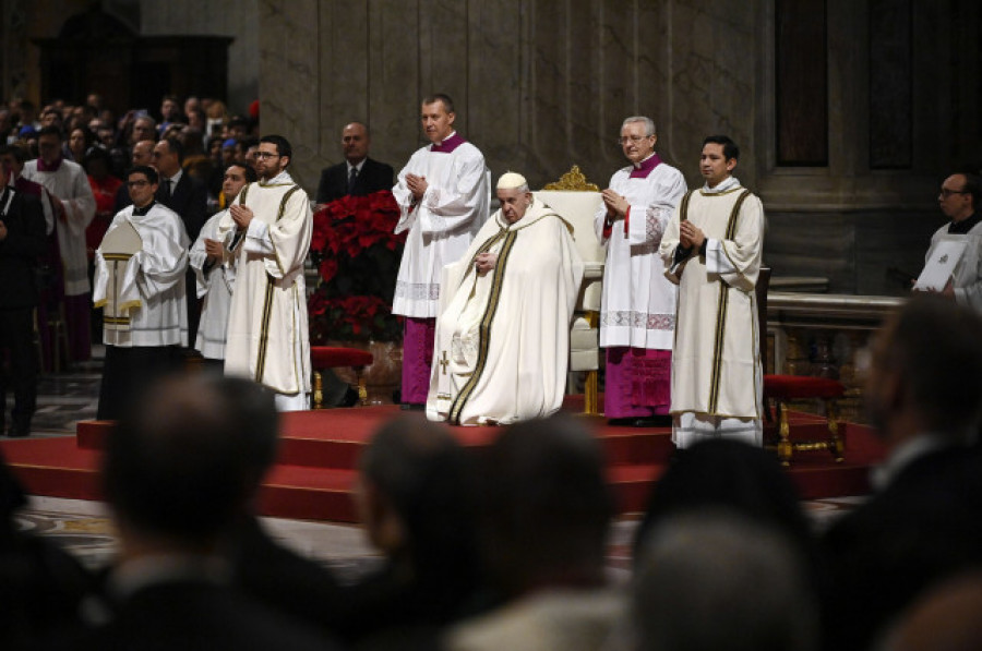 El papa Francisco pide oraciones para Benedicto XVI, que "está muy enfermo"