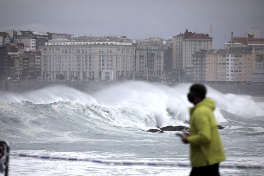 Alerta en la costa de A Coruña y Lugo por viento y fuerte oleaje