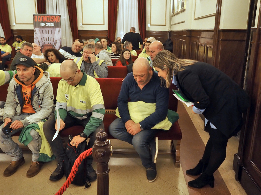 Las protestas laborales de los servicios municipales, presentes en el último pleno del año