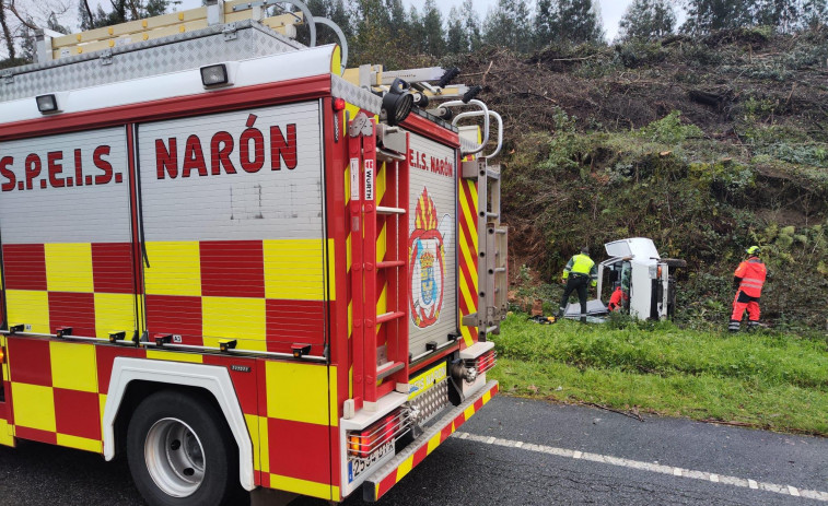Los bomberos de Narón liberan a una mujer atrapada en su vehículo en la AG-64 a la altura de Sedes