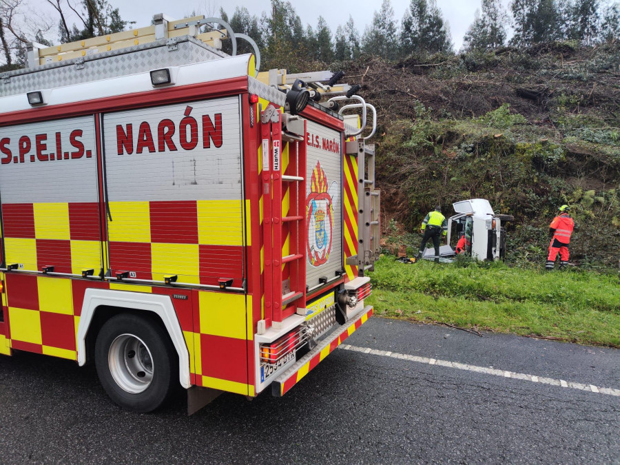Los bomberos de Narón liberan a una mujer atrapada en su vehículo en la AG-64 a la altura de Sedes