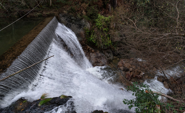 Las lluvias ponen en riesgo de rotura la presa del río Castro, en San Sadurniño