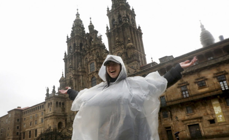 Los peregrinos más madrugadores se acercan a la Catedral el primer día del 23