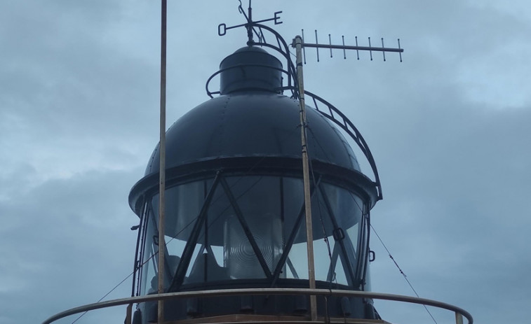 Dos destellos, otro más y una pausa, seña de identidad del faro de Cabo Prior