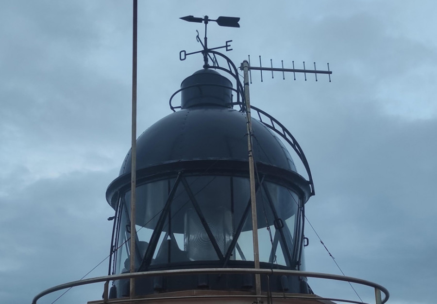 Dos destellos, otro más y una pausa, seña de identidad del faro de Cabo Prior