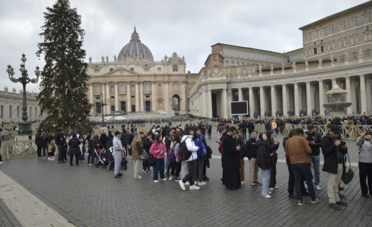 Miles de personas esperan hasta tres horas su turno para rendir un último homenaje a Benedicto XVI antes de su sepultura