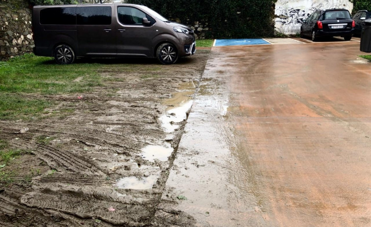 El aparcamiento en los espacios verdes ha deteriorado el parking público alternativo del barrio de Canido