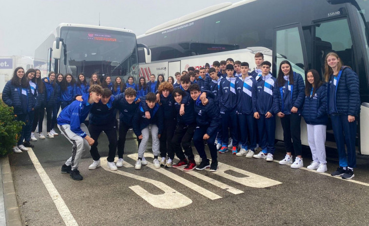 Cuatro jugadores locales, con los equipos de Galicia