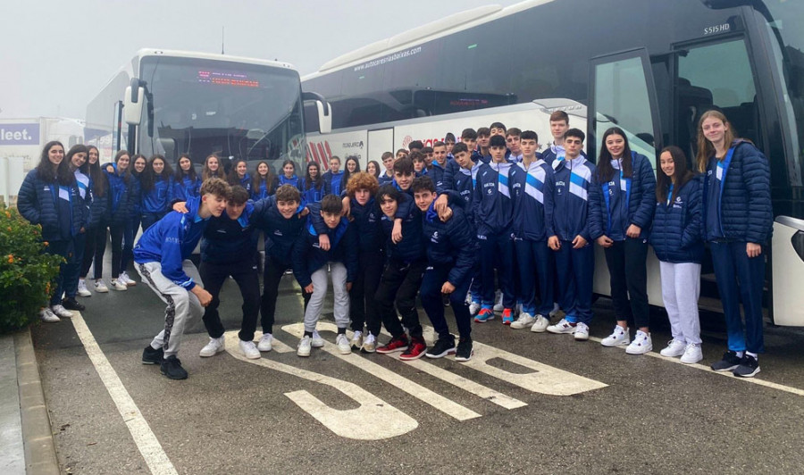 Cuatro jugadores locales, con los equipos de Galicia