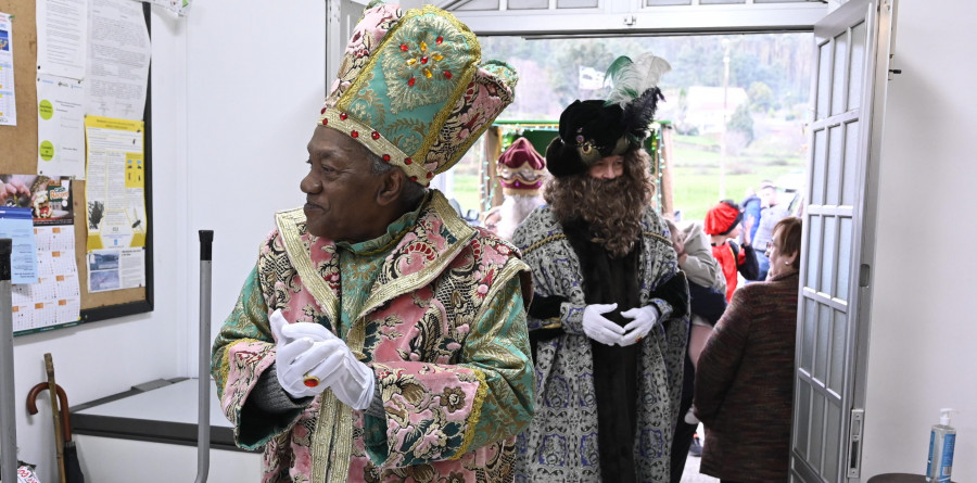 Sus Majestades Melchor, Gaspar y Baltasar recogen la lista de peticiones de la zona rural