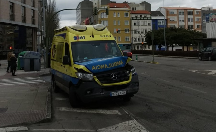 Un choque entre una ambulancia y un monovolumen se salda con un conductor herido leve
