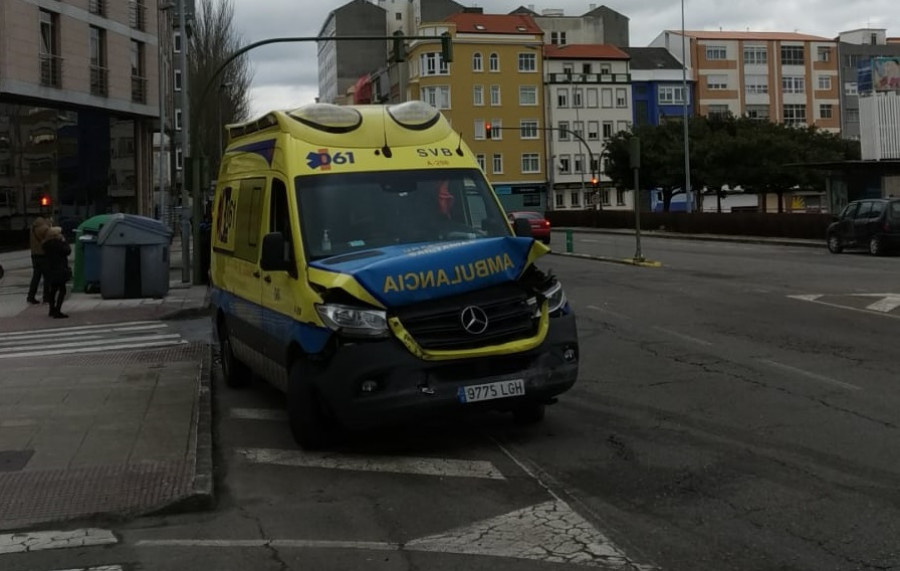 Un choque entre una ambulancia y un monovolumen se salda con un conductor herido leve