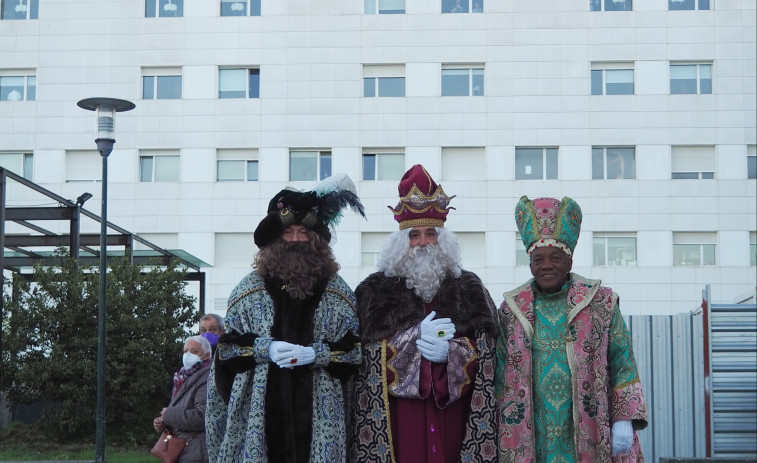 Los Reyes Magos hicieron su primera parada en el complejo hospitalario ferrolano
