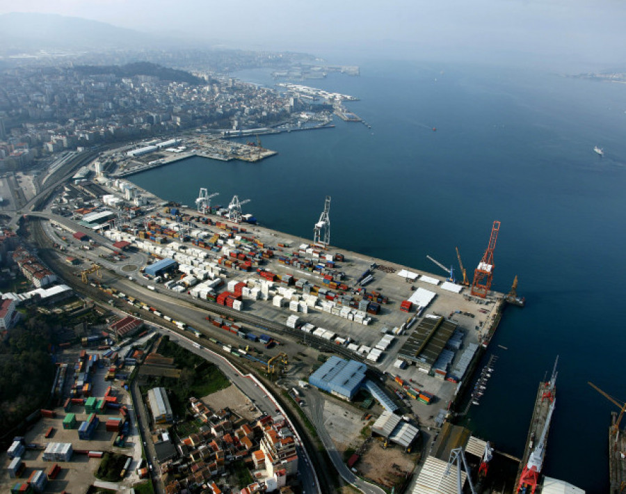 Fallece un hombre de mediana edad tras caer al agua el camión que conducía en la zona del Puerto de Vigo