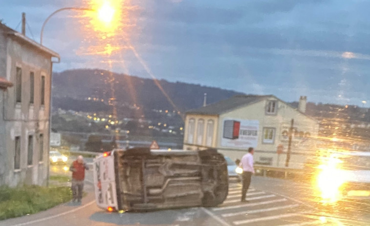 Un choque en Cabanas se salda con una furgoneta volcada y su conductor herido leve