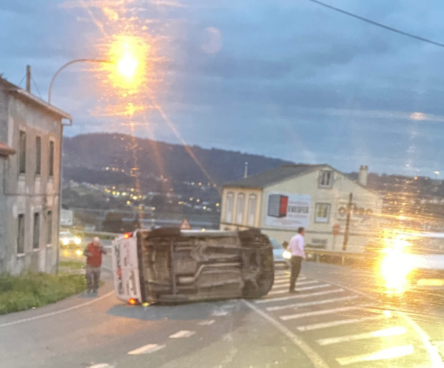 Un choque en Cabanas se salda con una furgoneta volcada y su conductor herido leve