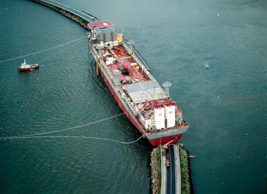 Un cuarto de siglo desde que el Discoverer Enterprise dejó Ferrol aislado