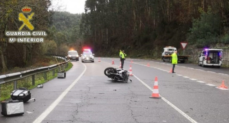 Muere un motorista de 52 años al sufrir una caída en la N-541 a su paso por Cerdedo-Cotobade