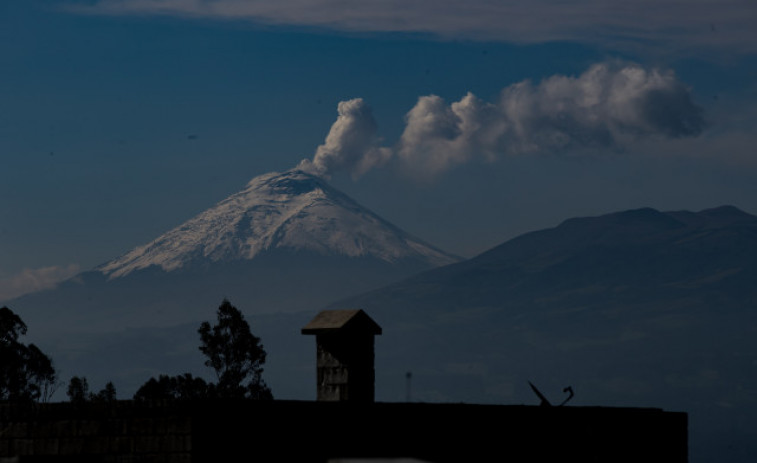 La emisión de gases y ceniza del volcán ecuatoriano Cotopaxi es 